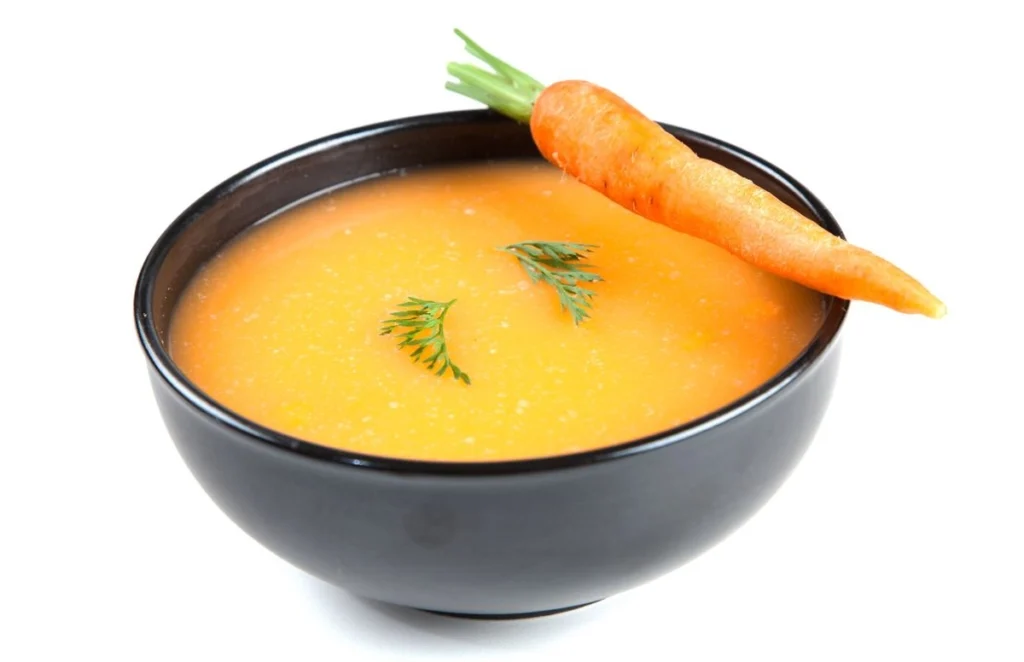 Eine Schüssel mit Moro´sche Karottensuppe