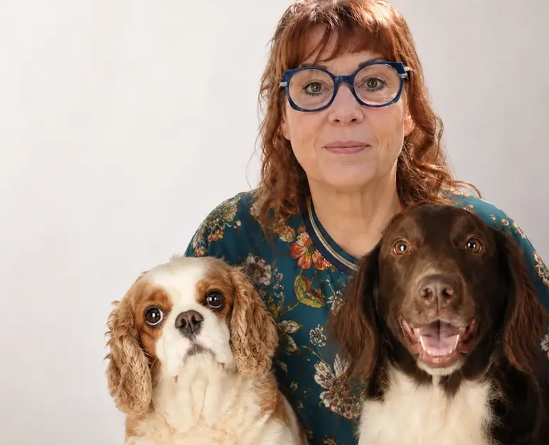 Frau mit Brille und zwei Hunden