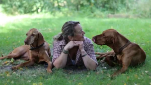 Frau Jasna Behnke mit zwei Hunden
