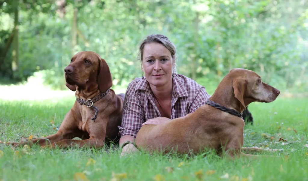 Jasna Behnke mit Ihren Hunden auf einer Wiese liegend