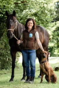 Katrin Lange-Berghoff mit Pferd und Hund – Tierphysiotherapeutin und Absolventin bei G&H Tierernährung