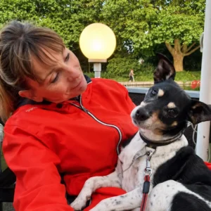 Frau mit Terrier auf dem Arm